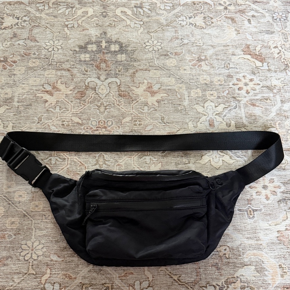 Athleta Unisex Belt Bag Black Camo Print